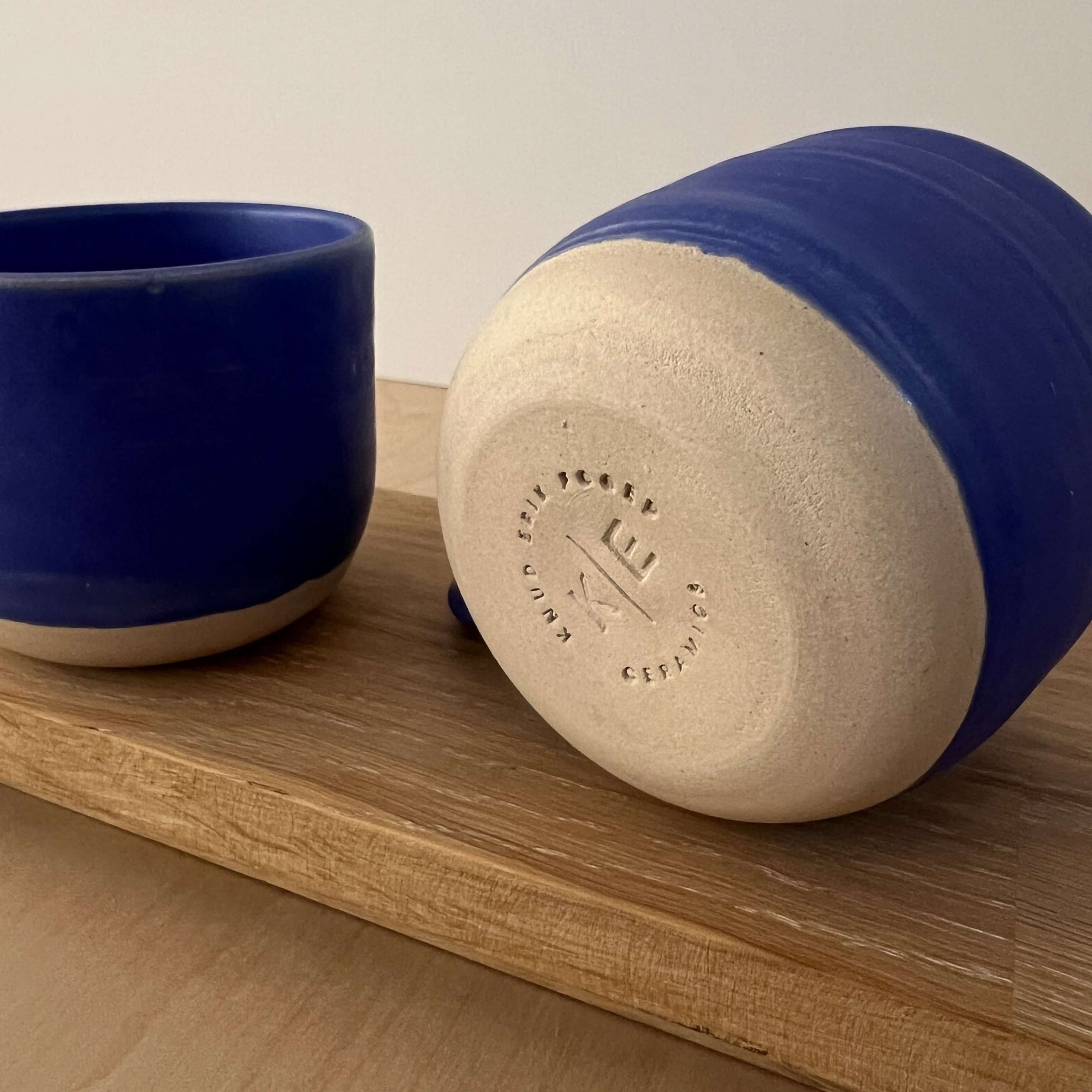 Håndlavet keramik kop, koboltblå med hank. Foged Ceramics 