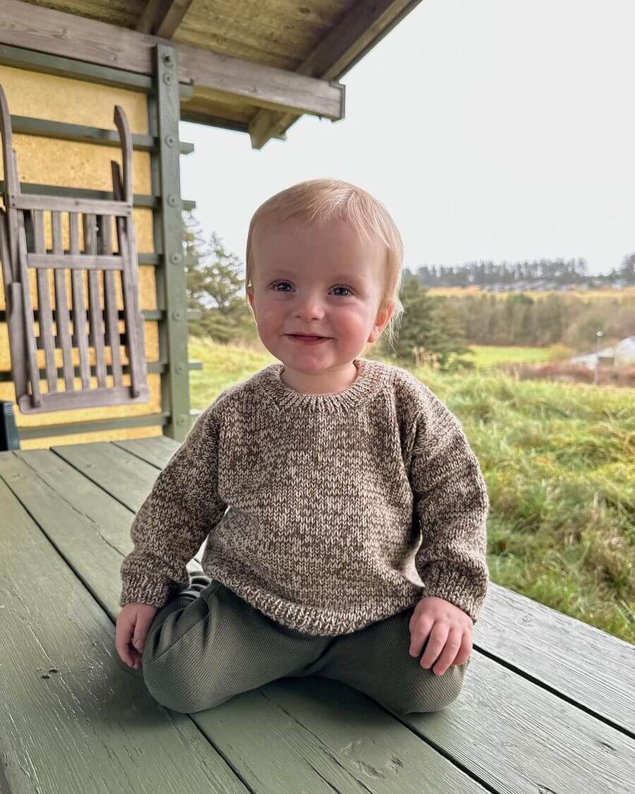 Melange Sweater Baby. PetiteKnit strikkeopskrift